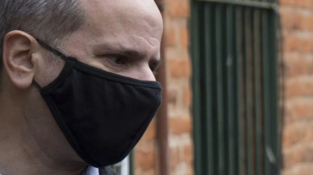 Abogado denunciando hackeo